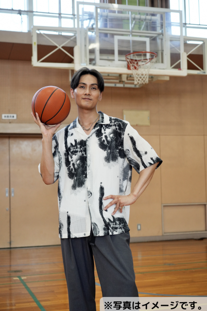 <p class="MsoNormal"><b><strong class="tiny-default">&#x25a0;<span lang="EN-US">PHOTOBOOK</span>「ぼくの夏休み2-名古屋だがや～！-」</strong><br><span lang="EN-US"><o:p></o:p></span></b>母校での講演を機に、地元・名古屋での小旅行の模様を収めた<span lang="EN-US">PHOTOBOOK</span>。テレビ塔（中部電力<span lang="EN-US">MIRAI TOWER</span>）や大須商店街・名古屋港の名古屋定番のスポットから、和樹が学生時代にアルバイトしていたお店や通っていた高校でのショット等、プライベート満載。<br>装丁：<span lang="EN-US">A4</span>サイズ<br>発行：アシスト<br><br></p>
<p><strong class="tiny-default">&#x25a0;和樹くん人形</strong><br>ファン待望の加藤和樹の人形がいよいよ発売！2年間に及ぶ試作を重ねて完成しました。お部屋に飾ったり、お出かけに連れていってね。<br>サイズ：約 横7cm&times;高さ11.5cm<br><br>※名古屋生写真<span lang="EN-US">2</span>枚付き<span lang="EN-US"><o:p></o:p></span></p>
<p><br><span lang="EN-US"><o:p></o:p></span></p>
