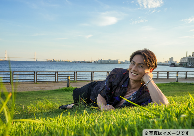 <p class="MsoNormal"><b><strong class="tiny-default">&#x25a0;<span lang="EN-US">PHOTOBOOK</span>「ぼくの夏休み2-名古屋だがや～！-」</strong><br><span lang="EN-US"><o:p></o:p></span></b>母校での講演を機に、地元・名古屋での小旅行の模様を収めた<span lang="EN-US">PHOTOBOOK</span>。テレビ塔（中部電力<span lang="EN-US">MIRAI TOWER</span>）や大須商店街・名古屋港の名古屋定番のスポットから、和樹が学生時代にアルバイトしていたお店や通っていた高校でのショット等、プライベート満載。<br>装丁：<span lang="EN-US">A4</span>サイズ<br>発行：アシスト<br><br></p>
<p><strong class="tiny-default">&#x25a0;和樹くん人形</strong><br>ファン待望の加藤和樹の人形がいよいよ発売！2年間に及ぶ試作を重ねて完成しました。お部屋に飾ったり、お出かけに連れていってね。<br>サイズ：約 横7cm&times;高さ11.5cm<br><br>※名古屋生写真<span lang="EN-US">2</span>枚付き<span lang="EN-US"><o:p></o:p></span></p>
<p><br><span lang="EN-US"><o:p></o:p></span></p>