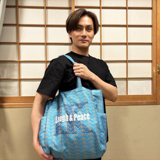 <p><span class="inline-underline" style="color: rgb(0, 0, 0); background-color: rgb(255, 255, 0);"><strong class="tiny-default">《【一般先行販売(期間限定】》</strong></span><br><br>オリジナル生地による刺繍トートバッグ。外側と中側に両サイドポケットが付いています。裏地付。<br><br><span class="inline-underline" style="background-color: rgb(255, 242, 204);"><strong class="tiny-default">【加藤和樹コメント】</strong></span><br><strong class="tiny-default">「このトートも、何度も何度も作り直してもらいました。全体のサイズ感、外のポケットは傘や水筒、ペットボトルが入るように。</strong><br><strong class="tiny-default">そして、トートにはなかなかないポケットと中につけてます！</strong><br><strong class="tiny-default">よくみるとこの柄、あるグッズにも使われてて、さらによく見ると&hellip;俺の弾幕みたいじゃない？笑」</strong><br><br>【価　格】4,500円（税込）<br>【サイズ】約 縦36cm &times;横30cm&times;マチ15cm</p>