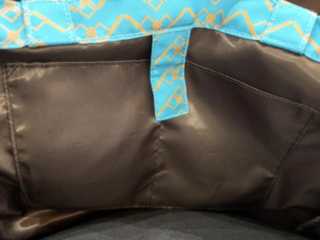 <p><span class="inline-underline" style="color: rgb(0, 0, 0); background-color: rgb(255, 255, 0);"><strong class="tiny-default">《【一般先行販売(期間限定】》</strong></span><br><br>オリジナル生地による刺繍トートバッグ。外側と中側に両サイドポケットが付いています。裏地付。<br><br><span class="inline-underline" style="background-color: rgb(255, 242, 204);"><strong class="tiny-default">【加藤和樹コメント】</strong></span><br><strong class="tiny-default">「このトートも、何度も何度も作り直してもらいました。全体のサイズ感、外のポケットは傘や水筒、ペットボトルが入るように。</strong><br><strong class="tiny-default">そして、トートにはなかなかないポケットと中につけてます！</strong><br><strong class="tiny-default">よくみるとこの柄、あるグッズにも使われてて、さらによく見ると&hellip;俺の弾幕みたいじゃない？笑」</strong><br><br>【価　格】4,500円（税込）<br>【サイズ】約 縦36cm &times;横30cm&times;マチ15cm</p>