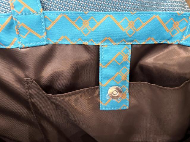 <p><span class="inline-underline" style="color: rgb(0, 0, 0); background-color: rgb(255, 255, 0);"><strong class="tiny-default">《【一般先行販売(期間限定】》</strong></span><br><br>オリジナル生地による刺繍トートバッグ。外側と中側に両サイドポケットが付いています。裏地付。<br><br><span class="inline-underline" style="background-color: rgb(255, 242, 204);"><strong class="tiny-default">【加藤和樹コメント】</strong></span><br><strong class="tiny-default">「このトートも、何度も何度も作り直してもらいました。全体のサイズ感、外のポケットは傘や水筒、ペットボトルが入るように。</strong><br><strong class="tiny-default">そして、トートにはなかなかないポケットと中につけてます！</strong><br><strong class="tiny-default">よくみるとこの柄、あるグッズにも使われてて、さらによく見ると&hellip;俺の弾幕みたいじゃない？笑」</strong><br><br>【価　格】4,500円（税込）<br>【サイズ】約 縦36cm &times;横30cm&times;マチ15cm</p>