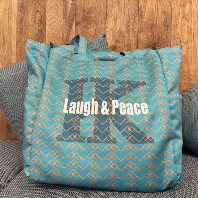 <p><span class="inline-underline" style="color: rgb(0, 0, 0); background-color: rgb(255, 255, 0);"><strong class="tiny-default">《【一般先行販売(期間限定】》</strong></span><br><br>オリジナル生地による刺繍トートバッグ。外側と中側に両サイドポケットが付いています。裏地付。<br><br><span class="inline-underline" style="background-color: rgb(255, 242, 204);"><strong class="tiny-default">【加藤和樹コメント】</strong></span><br><strong class="tiny-default">「このトートも、何度も何度も作り直してもらいました。全体のサイズ感、外のポケットは傘や水筒、ペットボトルが入るように。</strong><br><strong class="tiny-default">そして、トートにはなかなかないポケットと中につけてます！</strong><br><strong class="tiny-default">よくみるとこの柄、あるグッズにも使われてて、さらによく見ると&hellip;俺の弾幕みたいじゃない？笑」</strong><br><br>【価　格】4,500円（税込）<br>【サイズ】約 縦36cm &times;横30cm&times;マチ15cm</p>