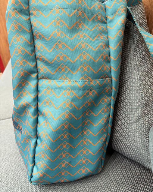 <p><span class="inline-underline" style="color: rgb(0, 0, 0); background-color: rgb(255, 255, 0);"><strong class="tiny-default">《【一般先行販売(期間限定】》</strong></span><br><br>オリジナル生地による刺繍トートバッグ。外側と中側に両サイドポケットが付いています。裏地付。<br><br><span class="inline-underline" style="background-color: rgb(255, 242, 204);"><strong class="tiny-default">【加藤和樹コメント】</strong></span><br><strong class="tiny-default">「このトートも、何度も何度も作り直してもらいました。全体のサイズ感、外のポケットは傘や水筒、ペットボトルが入るように。</strong><br><strong class="tiny-default">そして、トートにはなかなかないポケットと中につけてます！</strong><br><strong class="tiny-default">よくみるとこの柄、あるグッズにも使われてて、さらによく見ると&hellip;俺の弾幕みたいじゃない？笑」</strong><br><br>【価　格】4,500円（税込）<br>【サイズ】約 縦36cm &times;横30cm&times;マチ15cm</p>