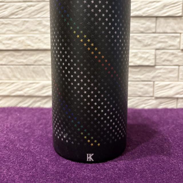 <p><span class="inline-underline" style="color: rgb(0, 0, 0); background-color: rgb(255, 255, 0);"><strong class="tiny-default">《【一般先行販売(期間限定】》</strong></span><br><br>ストロー付保温保冷ステンレスボトル。ステンレス素材はsus304製、真空断熱、ダブルウォール構造。<br><br><span style="background-color: rgb(255, 242, 204);"><strong class="tiny-default"><span class="inline-underline">【加藤和樹コメント】</span></strong></span><br><strong class="tiny-default">「以前も水筒は作ったけれど、ライブで使ってるストロー式があると稽古、本番でも便利だなと思い、今回新たに作りました。</strong><br><strong class="tiny-default">劇場やライブでもこっそり飲めるストロー付はみんなも便利だよね？</strong><br><strong class="tiny-default">デザインはシンプルだけど普段使いもできるスタイリッシュで良い感じに仕上がりました♪」</strong><br><br>【価　格】3,500円（税込）<br>【サイズ】約 全長（先端まで）25cm、ボトル幅7cm、容量520ml<br><br></p>