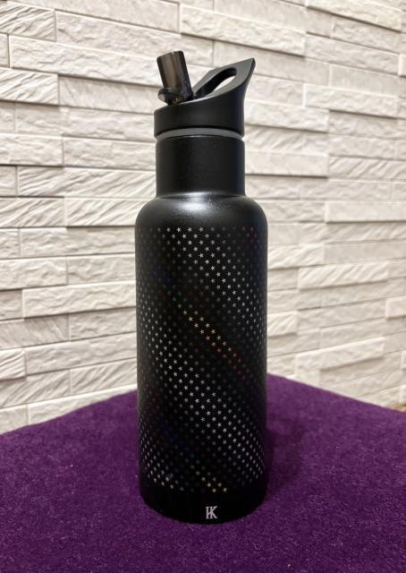 <p><span class="inline-underline" style="color: rgb(0, 0, 0); background-color: rgb(255, 255, 0);"><strong class="tiny-default">《【一般先行販売(期間限定】》</strong></span><br><br>ストロー付保温保冷ステンレスボトル。ステンレス素材はsus304製、真空断熱、ダブルウォール構造。<br><br><span style="background-color: rgb(255, 242, 204);"><strong class="tiny-default"><span class="inline-underline">【加藤和樹コメント】</span></strong></span><br><strong class="tiny-default">「以前も水筒は作ったけれど、ライブで使ってるストロー式があると稽古、本番でも便利だなと思い、今回新たに作りました。</strong><br><strong class="tiny-default">劇場やライブでもこっそり飲めるストロー付はみんなも便利だよね？</strong><br><strong class="tiny-default">デザインはシンプルだけど普段使いもできるスタイリッシュで良い感じに仕上がりました♪」</strong><br><br>【価　格】3,500円（税込）<br>【サイズ】約 全長（先端まで）25cm、ボトル幅7cm、容量520ml<br><br></p>