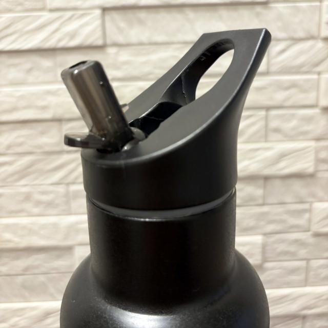 <p><span class="inline-underline" style="color: rgb(0, 0, 0); background-color: rgb(255, 255, 0);"><strong class="tiny-default">《【一般先行販売(期間限定】》</strong></span><br><br>ストロー付保温保冷ステンレスボトル。ステンレス素材はsus304製、真空断熱、ダブルウォール構造。<br><br><span style="background-color: rgb(255, 242, 204);"><strong class="tiny-default"><span class="inline-underline">【加藤和樹コメント】</span></strong></span><br><strong class="tiny-default">「以前も水筒は作ったけれど、ライブで使ってるストロー式があると稽古、本番でも便利だなと思い、今回新たに作りました。</strong><br><strong class="tiny-default">劇場やライブでもこっそり飲めるストロー付はみんなも便利だよね？</strong><br><strong class="tiny-default">デザインはシンプルだけど普段使いもできるスタイリッシュで良い感じに仕上がりました♪」</strong><br><br>【価　格】3,500円（税込）<br>【サイズ】約 全長（先端まで）25cm、ボトル幅7cm、容量520ml<br><br></p>