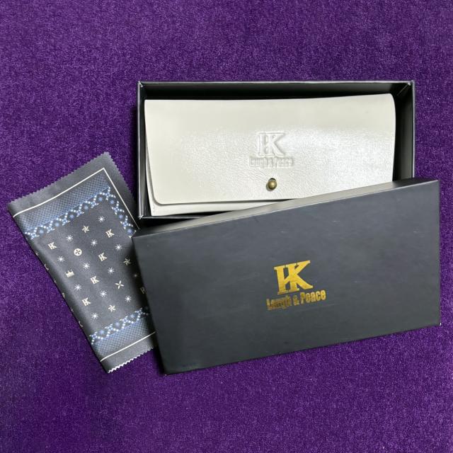 <p><span class="inline-underline" style="color: rgb(0, 0, 0); background-color: rgb(255, 255, 0);"><strong class="tiny-default">《【一般先行販売(期間限定】》</strong></span><br><br>加藤和樹ロゴの入った本革メガネケース。本革製。色はアイボリー、グリーン、ブラウンの3色。オリジナルメガネクロス＆パッケージ付。<br><br><span class="inline-underline" style="background-color: rgb(255, 242, 204);"><strong class="tiny-default">【加藤和樹コメント】</strong></span><br><strong class="tiny-default">「今回のグッズでかなりこだわったこのメガネケース。</strong><br><strong class="tiny-default">材質、色など何度も試行錯誤して、いくつも試作品を作っていただき、ようやく満足のいくものに仕上がりました。</strong><br><strong class="tiny-default">本革なので使えば使うほど味が出てきて唯一無二のものとなります(^-^)」</strong><br><br>【価　格】7,000円（税込）<br>【カラー】アイボリー／グリーン／ブラウン<br>【サイズ】約 18cm&times;8cm</p>