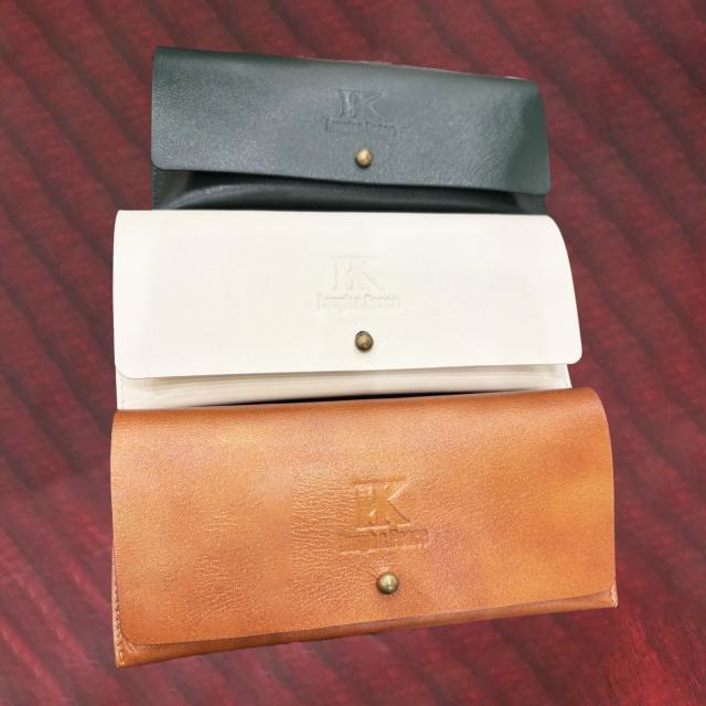 <p><span class="inline-underline" style="color: rgb(0, 0, 0); background-color: rgb(255, 255, 0);"><strong class="tiny-default">《【一般先行販売(期間限定】》</strong></span><br><br>加藤和樹ロゴの入った本革メガネケース。本革製。色はアイボリー、グリーン、ブラウンの3色。オリジナルメガネクロス＆パッケージ付。<br><br><span class="inline-underline" style="background-color: rgb(255, 242, 204);"><strong class="tiny-default">【加藤和樹コメント】</strong></span><br><strong class="tiny-default">「今回のグッズでかなりこだわったこのメガネケース。</strong><br><strong class="tiny-default">材質、色など何度も試行錯誤して、いくつも試作品を作っていただき、ようやく満足のいくものに仕上がりました。</strong><br><strong class="tiny-default">本革なので使えば使うほど味が出てきて唯一無二のものとなります(^-^)」</strong><br><br>【価　格】7,000円（税込）<br>【カラー】アイボリー／グリーン／ブラウン<br>【サイズ】約 18cm&times;8cm</p>