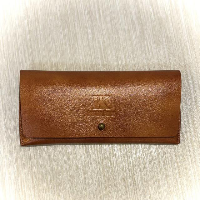 <p><span class="inline-underline" style="color: rgb(0, 0, 0); background-color: rgb(255, 255, 0);"><strong class="tiny-default">《【一般先行販売(期間限定】》</strong></span><br><br>加藤和樹ロゴの入った本革メガネケース。本革製。色はアイボリー、グリーン、ブラウンの3色。オリジナルメガネクロス＆パッケージ付。<br><br><span class="inline-underline" style="background-color: rgb(255, 242, 204);"><strong class="tiny-default">【加藤和樹コメント】</strong></span><br><strong class="tiny-default">「今回のグッズでかなりこだわったこのメガネケース。</strong><br><strong class="tiny-default">材質、色など何度も試行錯誤して、いくつも試作品を作っていただき、ようやく満足のいくものに仕上がりました。</strong><br><strong class="tiny-default">本革なので使えば使うほど味が出てきて唯一無二のものとなります(^-^)」</strong><br><br>【価　格】7,000円（税込）<br>【カラー】アイボリー／グリーン／ブラウン<br>【サイズ】約 18cm&times;8cm</p>