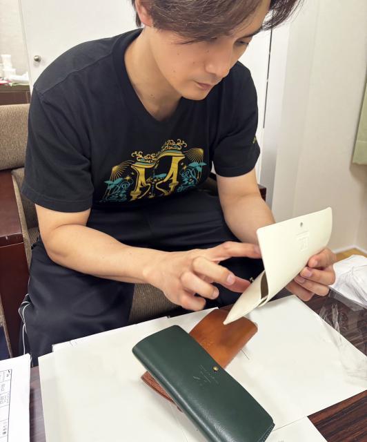 <p><span class="inline-underline" style="color: rgb(0, 0, 0); background-color: rgb(255, 255, 0);"><strong class="tiny-default">《【一般先行販売(期間限定】》</strong></span><br><br>加藤和樹ロゴの入った本革メガネケース。本革製。色はアイボリー、グリーン、ブラウンの3色。オリジナルメガネクロス＆パッケージ付。<br><br><span class="inline-underline" style="background-color: rgb(255, 242, 204);"><strong class="tiny-default">【加藤和樹コメント】</strong></span><br><strong class="tiny-default">「今回のグッズでかなりこだわったこのメガネケース。</strong><br><strong class="tiny-default">材質、色など何度も試行錯誤して、いくつも試作品を作っていただき、ようやく満足のいくものに仕上がりました。</strong><br><strong class="tiny-default">本革なので使えば使うほど味が出てきて唯一無二のものとなります(^-^)」</strong><br><br>【価　格】7,000円（税込）<br>【カラー】アイボリー／グリーン／ブラウン<br>【サイズ】約 18cm&times;8cm</p>