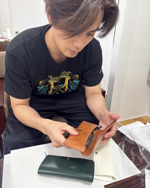 <p><span class="inline-underline" style="color: rgb(0, 0, 0); background-color: rgb(255, 255, 0);"><strong class="tiny-default">《【一般先行販売(期間限定】》</strong></span><br><br>加藤和樹ロゴの入った本革メガネケース。本革製。色はアイボリー、グリーン、ブラウンの3色。オリジナルメガネクロス＆パッケージ付。<br><br><span class="inline-underline" style="background-color: rgb(255, 242, 204);"><strong class="tiny-default">【加藤和樹コメント】</strong></span><br><strong class="tiny-default">「今回のグッズでかなりこだわったこのメガネケース。</strong><br><strong class="tiny-default">材質、色など何度も試行錯誤して、いくつも試作品を作っていただき、ようやく満足のいくものに仕上がりました。</strong><br><strong class="tiny-default">本革なので使えば使うほど味が出てきて唯一無二のものとなります(^-^)」</strong><br><br>【価　格】7,000円（税込）<br>【カラー】アイボリー／グリーン／ブラウン<br>【サイズ】約 18cm&times;8cm</p>