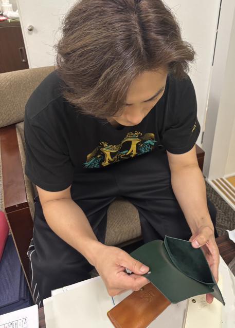 <p><span class="inline-underline" style="color: rgb(0, 0, 0); background-color: rgb(255, 255, 0);"><strong class="tiny-default">《【一般先行販売(期間限定】》</strong></span><br><br>加藤和樹ロゴの入った本革メガネケース。本革製。色はアイボリー、グリーン、ブラウンの3色。オリジナルメガネクロス＆パッケージ付。<br><br><span class="inline-underline" style="background-color: rgb(255, 242, 204);"><strong class="tiny-default">【加藤和樹コメント】</strong></span><br><strong class="tiny-default">「今回のグッズでかなりこだわったこのメガネケース。</strong><br><strong class="tiny-default">材質、色など何度も試行錯誤して、いくつも試作品を作っていただき、ようやく満足のいくものに仕上がりました。</strong><br><strong class="tiny-default">本革なので使えば使うほど味が出てきて唯一無二のものとなります(^-^)」</strong><br><br>【価　格】7,000円（税込）<br>【カラー】アイボリー／グリーン／ブラウン<br>【サイズ】約 18cm&times;8cm</p>