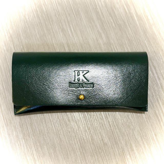 <p><span class="inline-underline" style="color: rgb(0, 0, 0); background-color: rgb(255, 255, 0);"><strong class="tiny-default">《【一般先行販売(期間限定】》</strong></span><br><br>加藤和樹ロゴの入った本革メガネケース。本革製。色はアイボリー、グリーン、ブラウンの3色。オリジナルメガネクロス＆パッケージ付。<br><br><span class="inline-underline" style="background-color: rgb(255, 242, 204);"><strong class="tiny-default">【加藤和樹コメント】</strong></span><br><strong class="tiny-default">「今回のグッズでかなりこだわったこのメガネケース。</strong><br><strong class="tiny-default">材質、色など何度も試行錯誤して、いくつも試作品を作っていただき、ようやく満足のいくものに仕上がりました。</strong><br><strong class="tiny-default">本革なので使えば使うほど味が出てきて唯一無二のものとなります(^-^)」</strong><br><br>【価　格】7,000円（税込）<br>【カラー】アイボリー／グリーン／ブラウン<br>【サイズ】約 18cm&times;8cm</p>