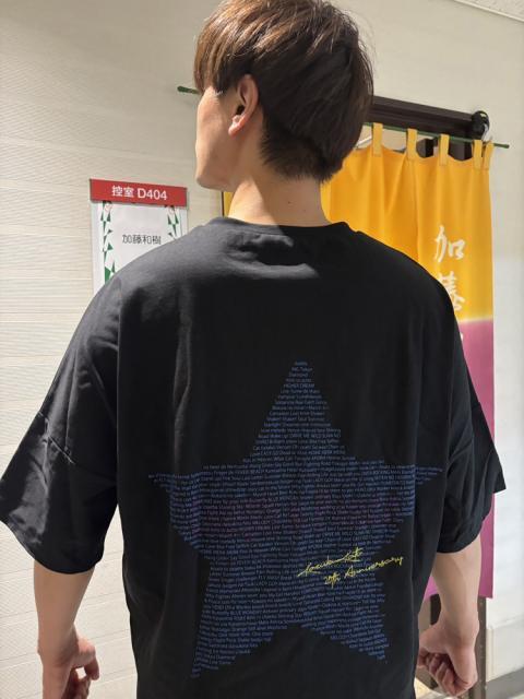 <p><span class="inline-underline" style="color: rgb(0, 0, 0); background-color: rgb(255, 255, 0);"><strong class="tiny-default">《【一般先行販売(期間限定】》</strong></span><br><br>「Kazuki Kato concert Tour 2022 ～nostalgia～」Tシャツと同じタイプのドルマンTシャツ。表面の胸元には「KK」マーク、背面は全曲目がプリント。カラーはブラック１色です。<br>【価　格】3,700円（税込）<br>【カラー】ブラック<br>【サイズ】M／L</p>