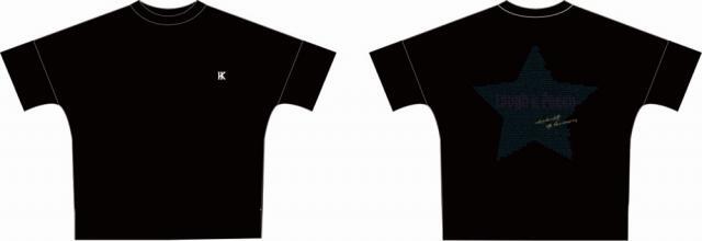 <p><span class="inline-underline" style="color: rgb(0, 0, 0); background-color: rgb(255, 255, 0);"><strong class="tiny-default">《【一般先行販売(期間限定】》</strong></span><br><br>「Kazuki Kato concert Tour 2022 ～nostalgia～」Tシャツと同じタイプのドルマンTシャツ。表面の胸元には「KK」マーク、背面は全曲目がプリント。カラーはブラック１色です。<br>【価　格】3,700円（税込）<br>【カラー】ブラック<br>【サイズ】M／L</p>