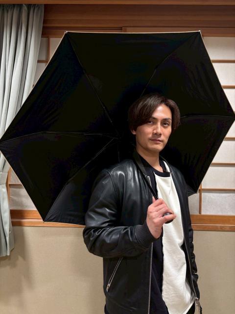 <p>【最強日傘】<br>■遮光率・UVカット率・紫外線・ブルーライトカット率100％、UPF50＋<br>日焼けを防ぐために必要なUVカットと、お肌に悪影響を与えるブルーライトカットの性能を兼ね揃えた生地を使用<br>また涼しく過ごすための遮熱性も優れているため、暑い夏の熱中症対策にも役立ちます<br><br>■傘内側の黒コーティングが照り返された紫外線、ブルーライトを9割吸収<br>傘の内側で起こる光の反射を大幅に減らして肌にダメージを与える有害光線からお肌を守ります<br><br>【晴雨兼用】日傘としてお使いいただくことを主としていますが、はっ水防水加工を施しているため雨傘としてもお使いいただけます<br>【価　格】3,500円（税込）<br>【サイズ】直径 107cm　親骨 61cm<br>【重　さ】235g<br>【生　地】ポリエステル100％<br>【原産国】カンボジア</p>