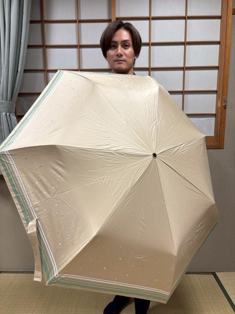 <p>【最強日傘】<br>■遮光率・UVカット率・紫外線・ブルーライトカット率100％、UPF50＋<br>日焼けを防ぐために必要なUVカットと、お肌に悪影響を与えるブルーライトカットの性能を兼ね揃えた生地を使用<br>また涼しく過ごすための遮熱性も優れているため、暑い夏の熱中症対策にも役立ちます<br><br>■傘内側の黒コーティングが照り返された紫外線、ブルーライトを9割吸収<br>傘の内側で起こる光の反射を大幅に減らして肌にダメージを与える有害光線からお肌を守ります<br><br>【晴雨兼用】日傘としてお使いいただくことを主としていますが、はっ水防水加工を施しているため雨傘としてもお使いいただけます<br>【価　格】3,500円（税込）<br>【サイズ】直径 107cm　親骨 61cm<br>【重　さ】235g<br>【生　地】ポリエステル100％<br>【原産国】カンボジア</p>