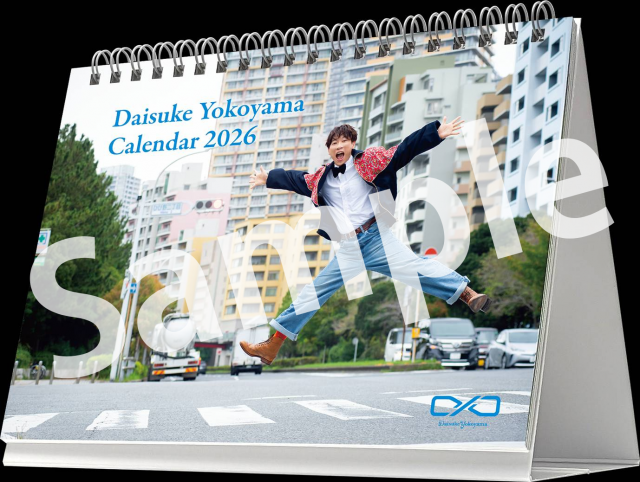 <p>だいすけお兄さんの魅力がぎゅっと詰まった2026年オリジナルカレンダーができました！<br>街や海、公園などさまざまなロケーションで見せる、笑顔いっぱいの表情や自然な一瞬を毎月楽しめます。<br>元気いっぱいの姿から、ふとした優しい表情まで、だいすけお兄さんの魅力をたっぷり収録。<br>毎日がちょっと楽しく、明るい気持ちになるカレンダーです。<br><br>▼仕様<br>・ダブルリング 卓上カレンダー<br>・4月はじまり<br>・B6サイズ（ヨコ182mm&times;タテ128mm）<br><br><br><span style="color: rgb(61, 133, 198); background-color: rgb(252, 229, 205);"><strong class="tiny-default"><span style="font-size: 18px; background-color: rgb(252, 229, 205);">★2026年オリジナルカレンダー購入企画★</span></strong></span><br>カレンダーをご購入いただいた方の中から抽選で素敵なプレゼントをお届けします。<br>世界に一つのあなただけに贈る動画やお手紙の他、私物プレゼントなども・・！！</p>
<p><strong class="tiny-default"><応募期間>　2026/3/19(木)17:00～2026/4/1(水)23:59</strong></p>
<p><span style="color: rgb(61, 133, 198);"><a href="https://fan.pia.jp/yokoyamadaisuke-fc/enquete/entry/39/" style="color: rgb(61, 133, 198);">詳細・ご応募はこちらから</a></span></p>
<p>皆様のご応募お待ちしております！</p>