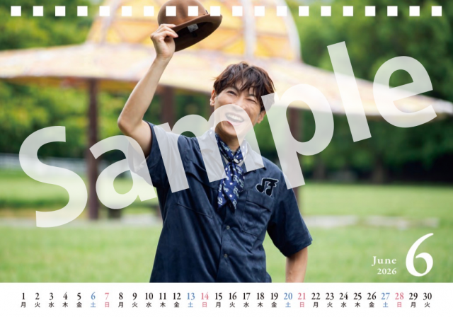 <p>だいすけお兄さんの魅力がぎゅっと詰まった2026年オリジナルカレンダーができました！<br>街や海、公園などさまざまなロケーションで見せる、笑顔いっぱいの表情や自然な一瞬を毎月楽しめます。<br>元気いっぱいの姿から、ふとした優しい表情まで、だいすけお兄さんの魅力をたっぷり収録。<br>毎日がちょっと楽しく、明るい気持ちになるカレンダーです。<br><br>▼仕様<br>・ダブルリング 卓上カレンダー<br>・4月はじまり<br>・B6サイズ（ヨコ182mm&times;タテ128mm）<br><br><br><span style="color: rgb(61, 133, 198); background-color: rgb(252, 229, 205);"><strong class="tiny-default"><span style="font-size: 18px; background-color: rgb(252, 229, 205);">★2026年オリジナルカレンダー購入企画★</span></strong></span><br>カレンダーをご購入いただいた方の中から抽選で素敵なプレゼントをお届けします。<br>世界に一つのあなただけに贈る動画やお手紙の他、私物プレゼントなども・・！！</p>
<p><strong class="tiny-default"><応募期間>　2026/3/19(木)17:00～2026/4/1(水)23:59</strong></p>
<p><span style="color: rgb(61, 133, 198);"><a href="https://fan.pia.jp/yokoyamadaisuke-fc/enquete/entry/39/" style="color: rgb(61, 133, 198);">詳細・ご応募はこちらから</a></span></p>
<p>皆様のご応募お待ちしております！</p>