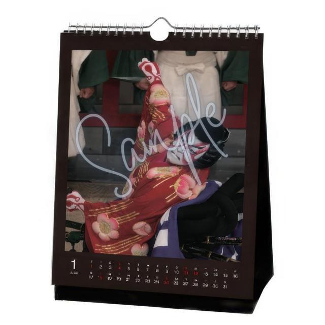 <p>2024年～2025年舞台写真の中から本人セレクトのものをデザインした、2026年カレンダーです。<br>卓上でも、壁掛けでもお使いいただけます。<br><span style="color: rgb(204, 0, 0); background-color: rgb(244, 204, 204);"><strong class="tiny-default">表紙デザイン：市川染五郎</strong></span><br><br>仕様：<br>壁掛け・卓上兼用カレンダー<br>A5縦長変形（サイズ横148mm&times;縦210mm）<br>両面13枚<br>台紙の色 ブラック</p>