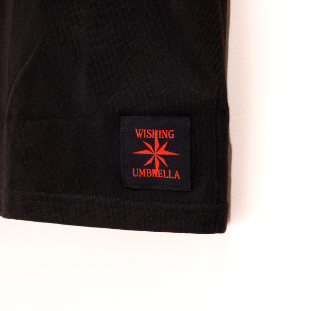 <p>SHIGURE UI Birthday Live &ldquo;Wishing Umbrella&rdquo; のタイトルが入ったグリッターTシャツです。<br>輝く文鳥がチャームポイント。<br><br></p>
<p>◼︎商品詳細<br>サイズ：身丈 約77cm/身幅 約58cm/肩幅 約54cm/袖丈 約22cm（XL相当）<br>素材：綿<br><br></p>
<p>◼︎発送時期<br>2026年4月下旬より順次発送<br>※発送時期が異なる商品を同時にご購入いただいた場合、すべて揃ってからの発送となりますので、あらかじめご了承ください。<br>※ご登録住所に不備がある場合やご注文後に住所変更をされた場合、発送時期に発送ができない可能性がございます。あらかじめご了承ください。<br>※ご住所はご購入前に日本郵便株式会社登録の郵便番号に紐づく住所にてご登録をお願いいたします。<br>※日本郵便株式会社登録の郵便番号に紐づく情報と一致していない場合、誤配送を防ぐため配送時に確認のご連絡と修正をお願いしております。そのため発送時期に発送ができない可能性がございます。あらかじめご了承ください。</p>