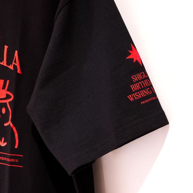 <p>SHIGURE UI Birthday Live &ldquo;Wishing Umbrella&rdquo; のタイトルが入ったグリッターTシャツです。<br>輝く文鳥がチャームポイント。<br><br></p>
<p>◼︎商品詳細<br>サイズ：身丈 約77cm/身幅 約58cm/肩幅 約54cm/袖丈 約22cm（XL相当）<br>素材：綿<br><br></p>
<p>◼︎発送時期<br>2026年4月下旬より順次発送<br>※発送時期が異なる商品を同時にご購入いただいた場合、すべて揃ってからの発送となりますので、あらかじめご了承ください。<br>※ご登録住所に不備がある場合やご注文後に住所変更をされた場合、発送時期に発送ができない可能性がございます。あらかじめご了承ください。<br>※ご住所はご購入前に日本郵便株式会社登録の郵便番号に紐づく住所にてご登録をお願いいたします。<br>※日本郵便株式会社登録の郵便番号に紐づく情報と一致していない場合、誤配送を防ぐため配送時に確認のご連絡と修正をお願いしております。そのため発送時期に発送ができない可能性がございます。あらかじめご了承ください。</p>