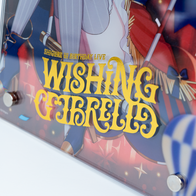 <p>イラストの奥行きを表現するため、3層のアクリルがレイヤー状に重なった仕様のパネルスタンド。<br>金色の箔押しライブロゴがゴージャスさをより一層演出しています。<br><br></p>
<p>◼︎商品詳細<br>サイズ：約W148&times;H210mm（本体）<br>素材：アクリル（2mm厚アクリル3枚）、金属脚・ビス付き<br>※商品画像はイメージです。実際のものとは異なる場合がございます。<br><br></p>
<p>◼︎使用上のご注意<br>・お客様ご自身での組み立てが必要な製品です。付属の金属脚とビスをお使いください。<br>・各アクリルには保護フィルムがついています。ご使用時は保護フィルムをはがしてください。<br><br></p>
<p>◼︎発送時期<br>2026年4月下旬より順次発送<br>※発送時期が異なる商品を同時にご購入いただいた場合、すべて揃ってからの発送となりますので、あらかじめご了承ください。<br>※ご登録住所に不備がある場合やご注文後に住所変更をされた場合、発送時期に発送ができない可能性がございます。あらかじめご了承ください。<br>※ご住所はご購入前に日本郵便株式会社登録の郵便番号に紐づく住所にてご登録をお願いいたします。<br>※日本郵便株式会社登録の郵便番号に紐づく情報と一致していない場合、誤配送を防ぐため配送時に確認のご連絡と修正をお願いしております。そのため発送時期に発送ができない可能性がございます。あらかじめご了承ください。</p>