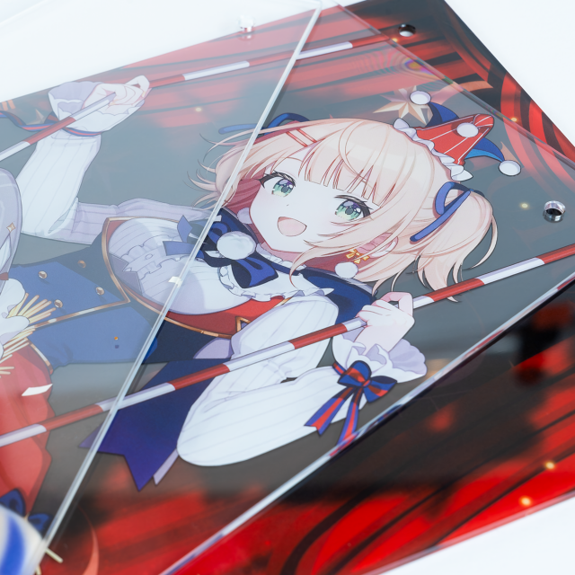 <p>イラストの奥行きを表現するため、3層のアクリルがレイヤー状に重なった仕様のパネルスタンド。<br>金色の箔押しライブロゴがゴージャスさをより一層演出しています。<br><br></p>
<p>◼︎商品詳細<br>サイズ：約W148&times;H210mm（本体）<br>素材：アクリル（2mm厚アクリル3枚）、金属脚・ビス付き<br>※商品画像はイメージです。実際のものとは異なる場合がございます。<br><br></p>
<p>◼︎使用上のご注意<br>・お客様ご自身での組み立てが必要な製品です。付属の金属脚とビスをお使いください。<br>・各アクリルには保護フィルムがついています。ご使用時は保護フィルムをはがしてください。<br><br></p>
<p>◼︎発送時期<br>2026年4月下旬より順次発送<br>※発送時期が異なる商品を同時にご購入いただいた場合、すべて揃ってからの発送となりますので、あらかじめご了承ください。<br>※ご登録住所に不備がある場合やご注文後に住所変更をされた場合、発送時期に発送ができない可能性がございます。あらかじめご了承ください。<br>※ご住所はご購入前に日本郵便株式会社登録の郵便番号に紐づく住所にてご登録をお願いいたします。<br>※日本郵便株式会社登録の郵便番号に紐づく情報と一致していない場合、誤配送を防ぐため配送時に確認のご連絡と修正をお願いしております。そのため発送時期に発送ができない可能性がございます。あらかじめご了承ください。</p>