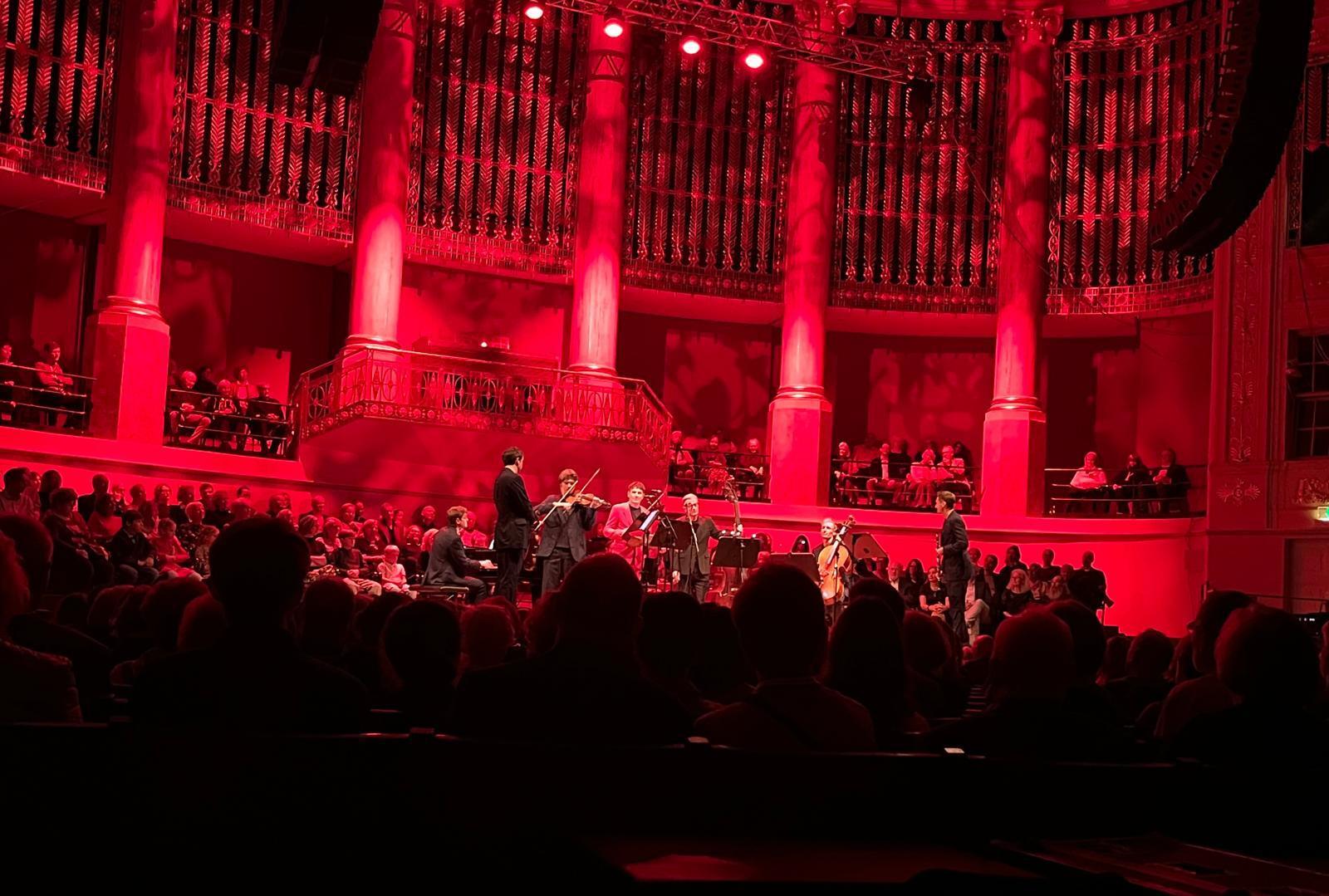 現地での公演の様子