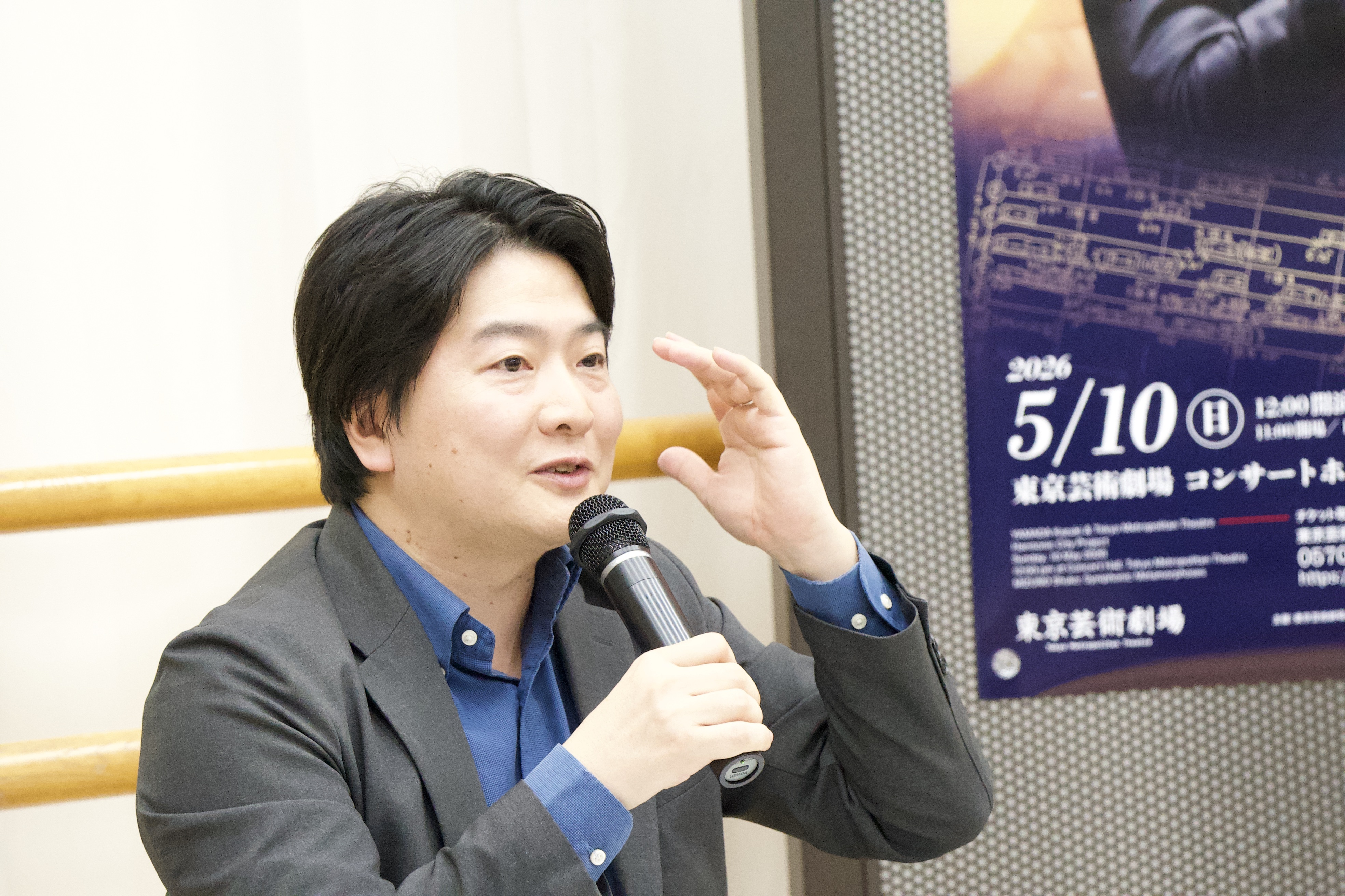 記者懇談会で意気込みを語る山田和樹